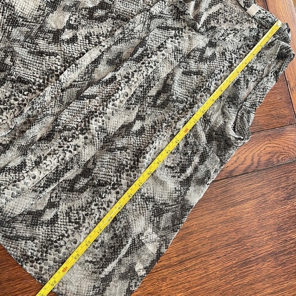 New York & Co black White Grey Snake Animal Print Sleeveless top Large Sheer - Picture 5 of 8